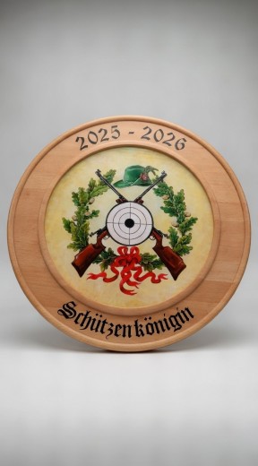 Gedrechselte Schützenscheibe mit Beschriftung, oben und unten.